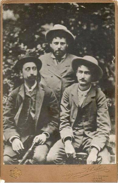 Ion Creangă, alături de A.C. Cuza (stânga) şi N.A. Bogdan (dreapta) într-una din vizitele sale la Slănic Moldova în anul 1885