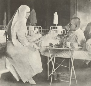 1917._Regina Maria pe timpul vizitei într-un spital