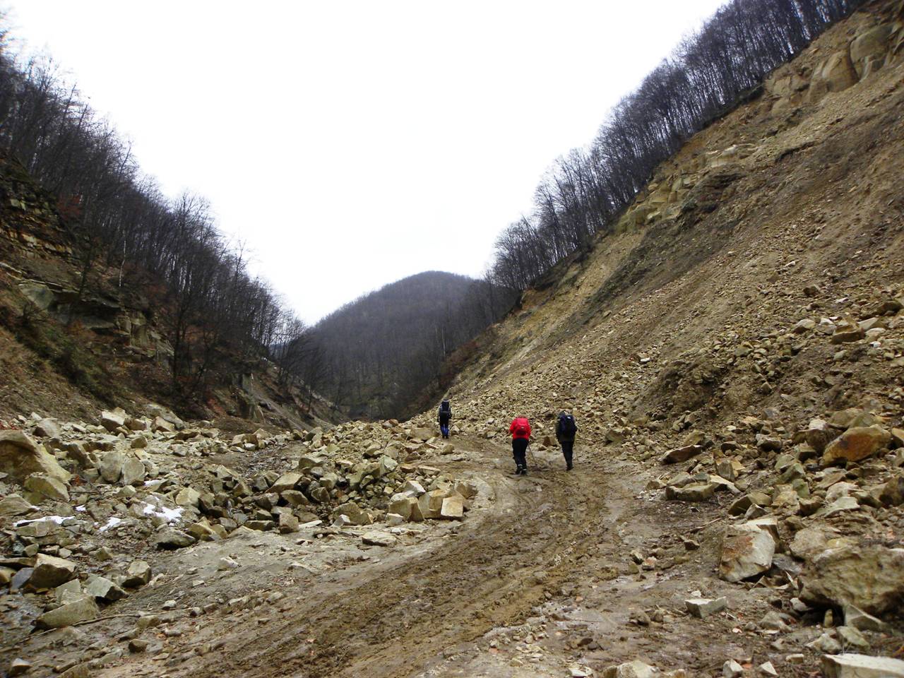 “Drumul pietrarilor” de pe Valea Lupului, prin Cariera Slănic-Moldova foto: Marelena Puşcarciuc