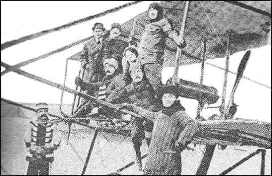Mircea Zorileanu (in dreapta fotografiei, jos, sprijinit  de avion)